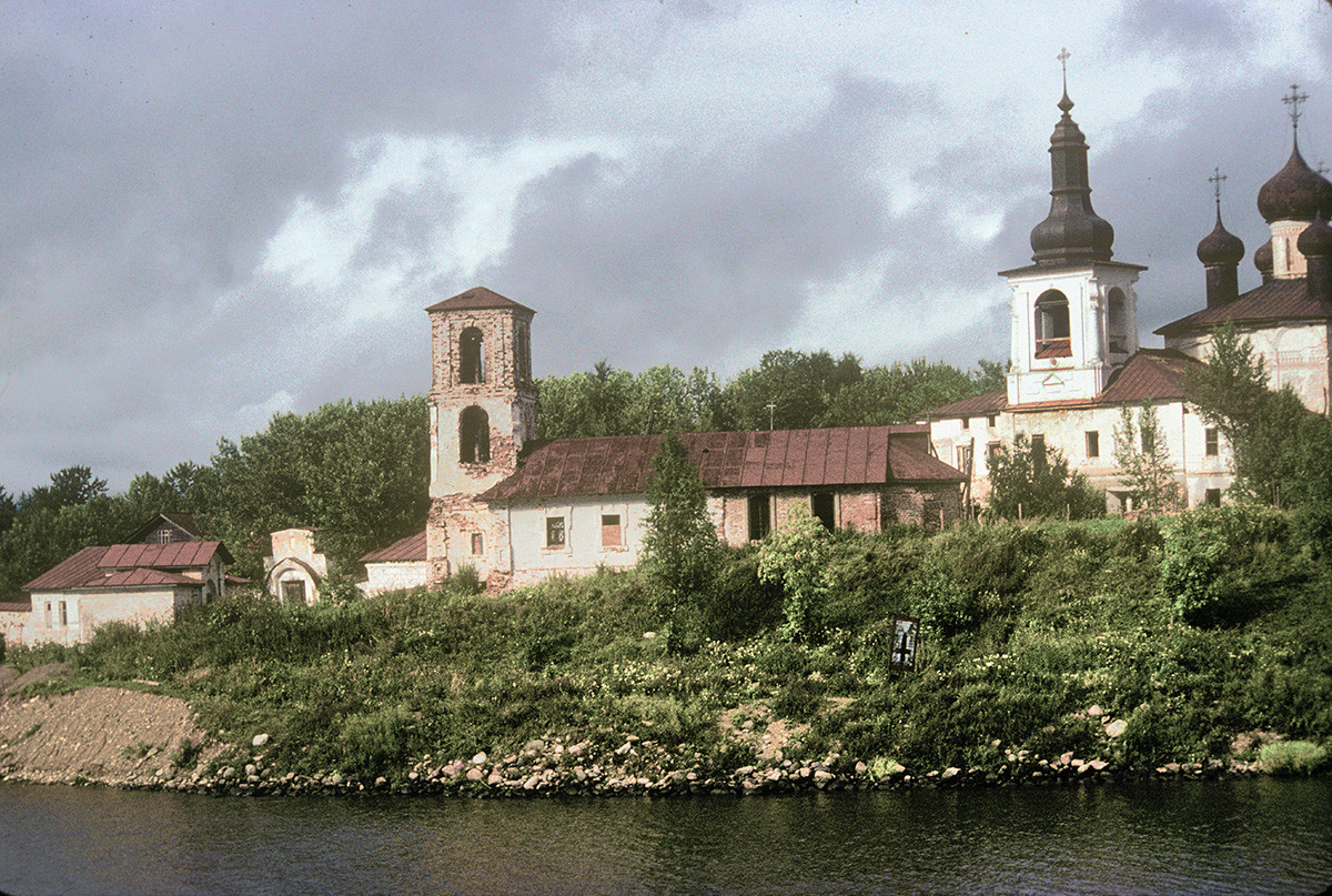 Convento de la Resurrección, vista sur desde el río Sheksna. Por la izquierda: Iglesia de la Presentación, campanario y Catedral de la Resurrección. 8 de agosto de 1991. 