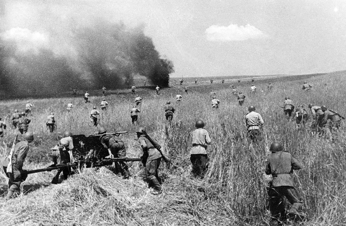 Советская пехоты во время атаки.