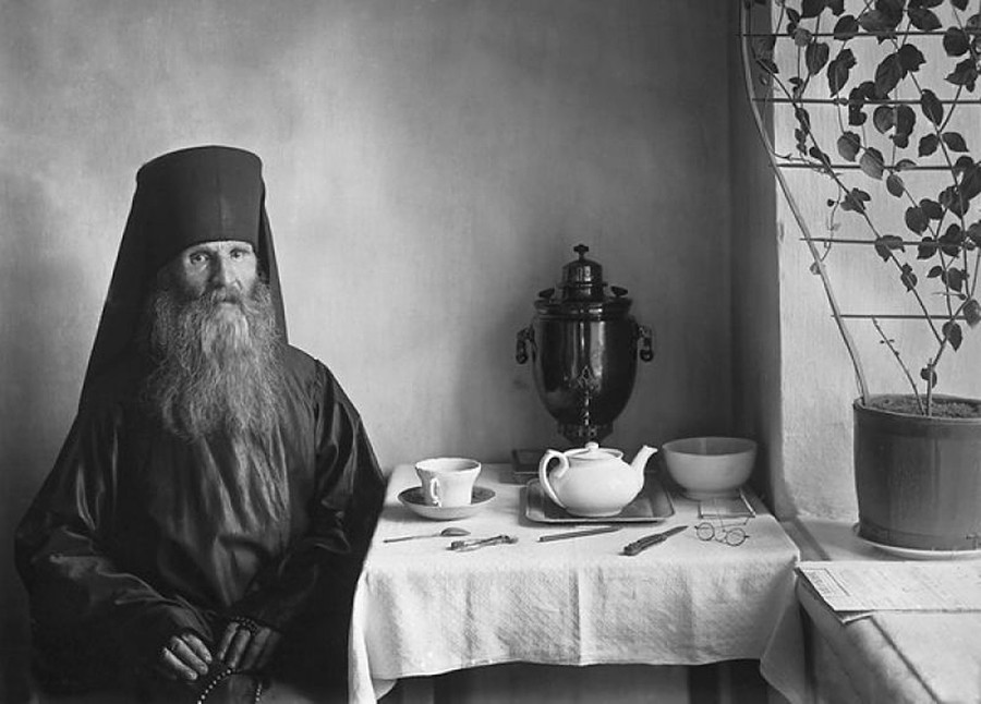 Menih Konevskega samostana v celici za mizo s čajem, 1900-ta

