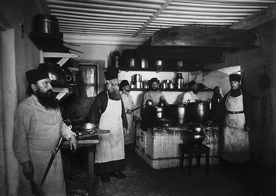 Kuhanje v samostanski kuhinji Konevskega samostana, 1900-ta

