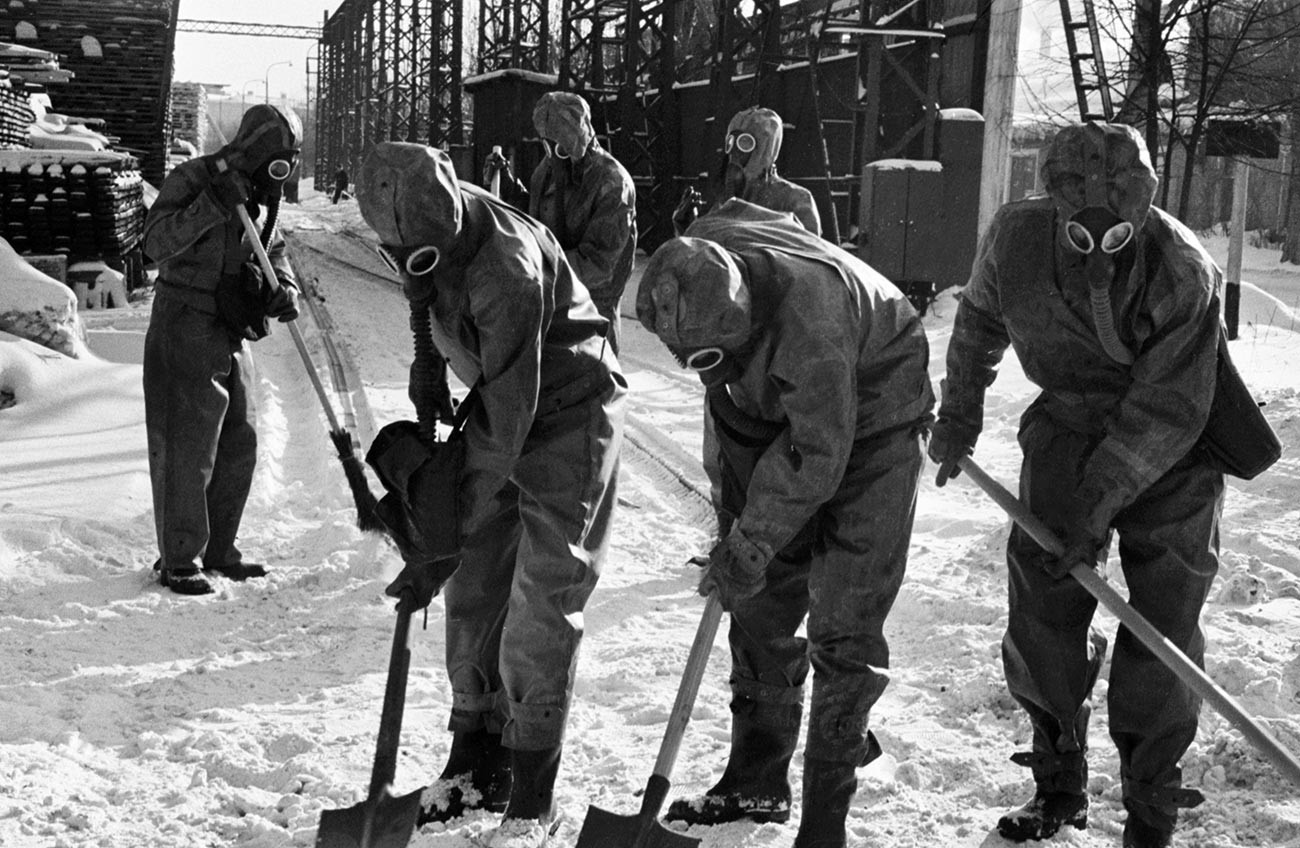 The civil defense exercises at the Moscow locomotive repair plant.