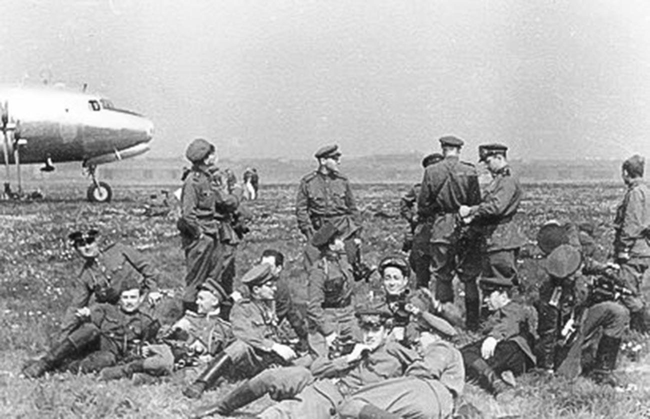 Илья Аронс. 8 мая 1945 года фронтовые кинооператоры на Берлинском аэродроме Темпельхоф в ожидании прилёта Верховного командования союзников для подписания Акта о безоговорочной капитуляции Германии.