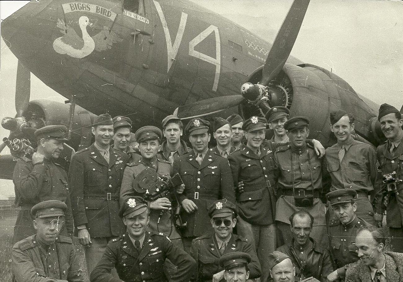 Советские журналисты вместе с союзниками. Кинооператор Илья Аронс четвертый слева в верхнем ряду. Аэродром Темпельхоф, Берлин, май-июнь 1945 года.