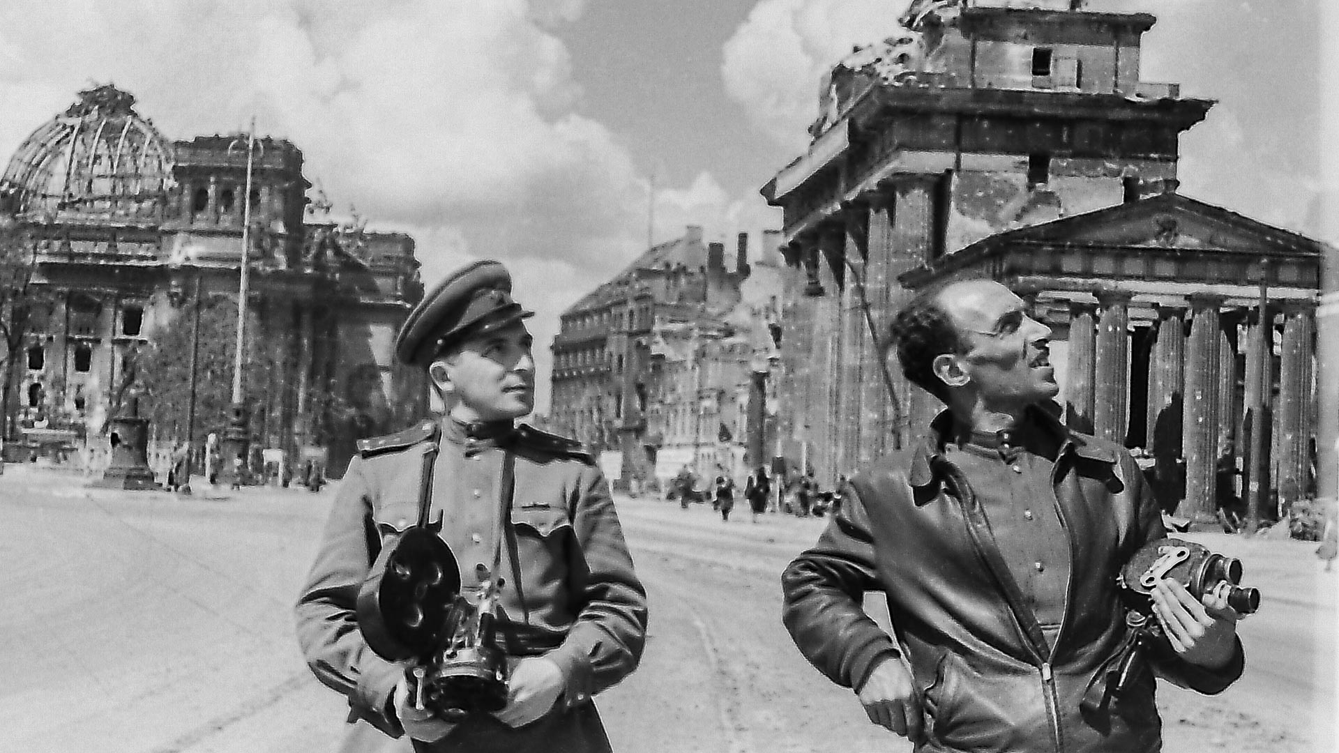 Фронтовые кинооператоры Илья Аронс (слева) и Леон Мазрухо у Бранденбургских ворот. Берлин, июнь 1945г.