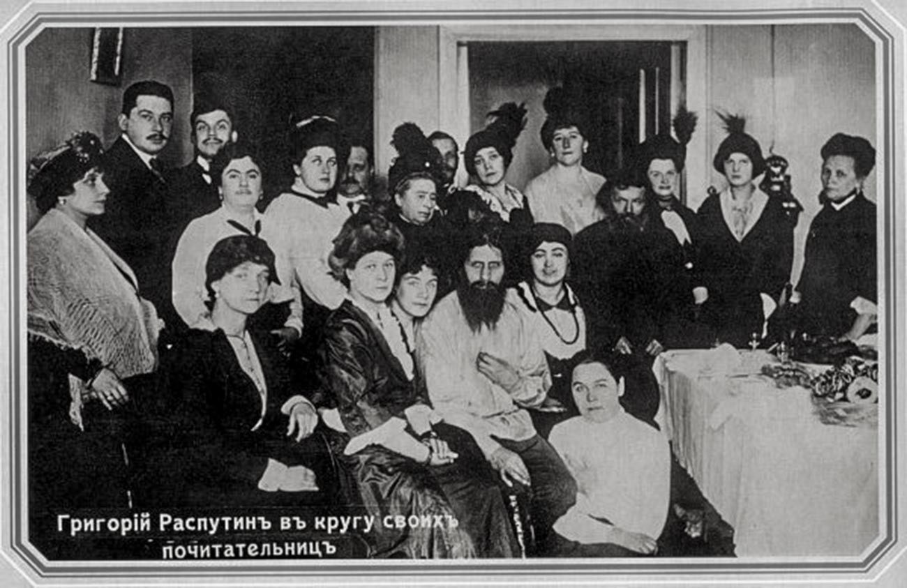 Rasputin dan para penggemarnya, 1914. Foto ini telah dicetak secara luas di berbagai media dan buku sejak 1917.