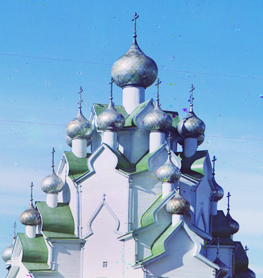 Anjímovo. Iglesia de la Intercesión. Estructura superior, vista suroeste. Faltan cuatro cúpulas en la base de la cúpula superior (restauradsa en Bogoslovka). Verano de 1909
