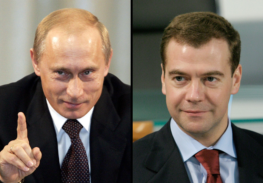 Vladimir Putin (kiri) dan Dmitri Medvedev.