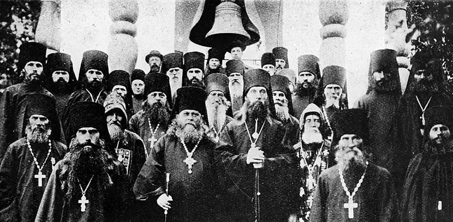Ioannikiy (Yusov), abbot of the Solovetsky monastery, with monks, 1900-1917 