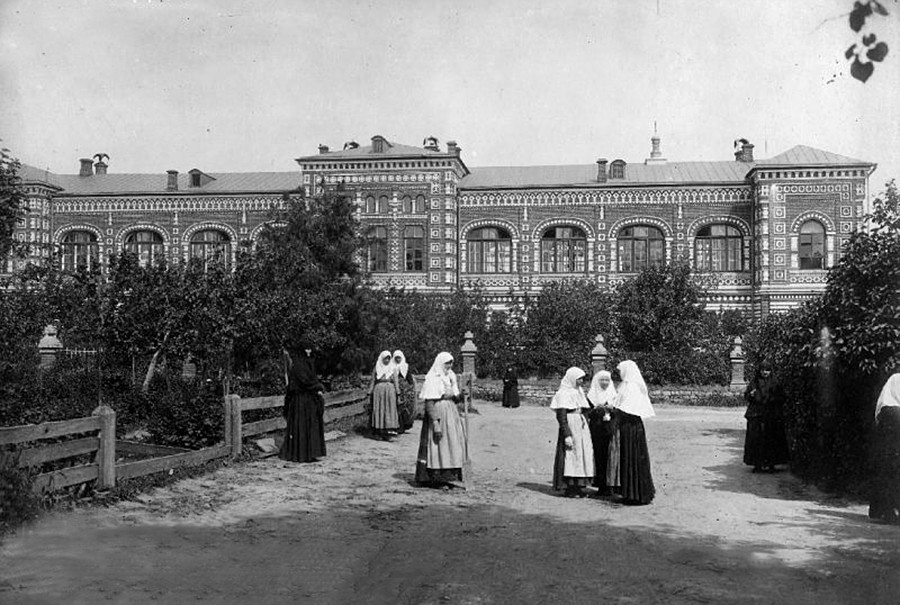 The picturesque campus at Ponatayevskiy monastery, 1890s