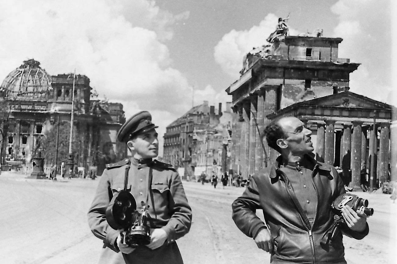 戦場カメラマンのイリヤ（左）とレフ・マズルホ。ベルリン、ブランデンブルク門にて。1945年6月