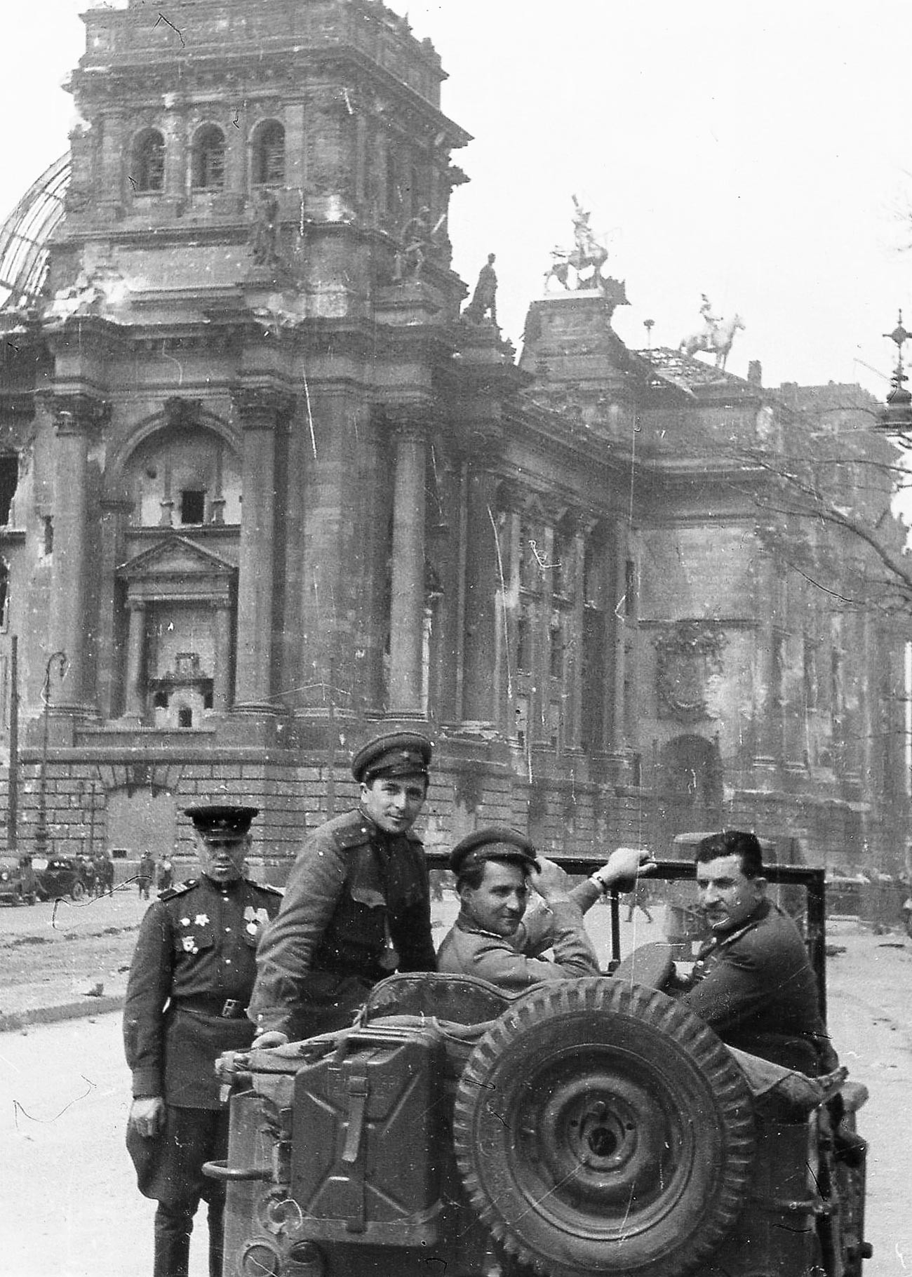 イリヤ・アロンス。左から順に、マトヴェイ・ヴァイントルプ少将、作家のコンスタンチン・シモノフ、映像作家のイリヤ・アロンス。ベルリンの国会議事堂にて。1945年。