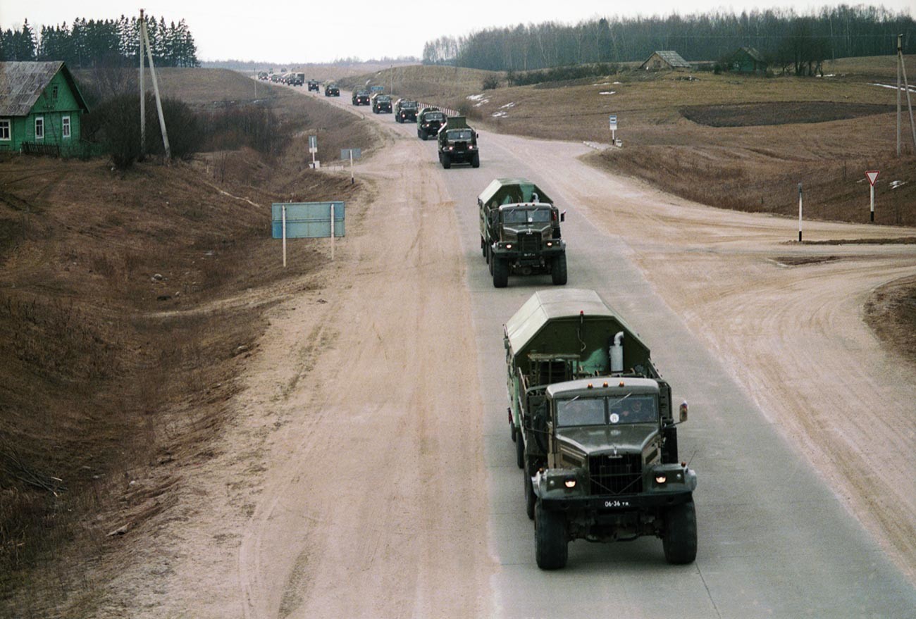 Umik sovjetskih sil z litvanskega ozemlja. Enote protizračne obrambe zapuščajo Litvo.

