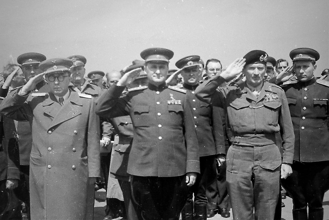 Ilya Arons. Marsekal Besar Angkatan Udara Kerajaan (RAF) Bernard Law Montgomery (kanan) mengunjungi Berlin untuk pertama kalinya untuk penandatanganan Deklarasi Berlin, 5 Juni 1945. Dia disambut oleh wakil komandan dari front Belarus pertama, Jenderal Vasiliy Sokolovskiy (tengah), di Tempelhof.