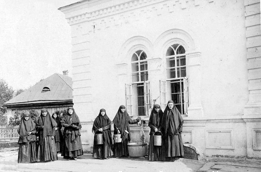ジヴェエヴォ修道院。井戸のそばに立つ修道女ら。1890年代