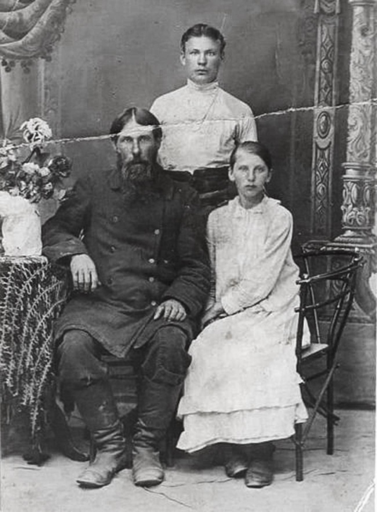Fotografija neznanih ljudi z naslovom Rasputin z otroki
