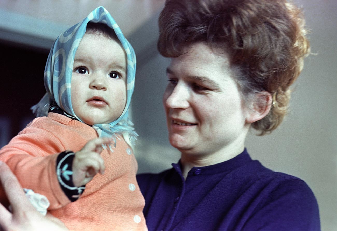 Первая в мире женщина-космонавт, Герой Советского Союза Валентина Терешкова с дочкой Аленкой.