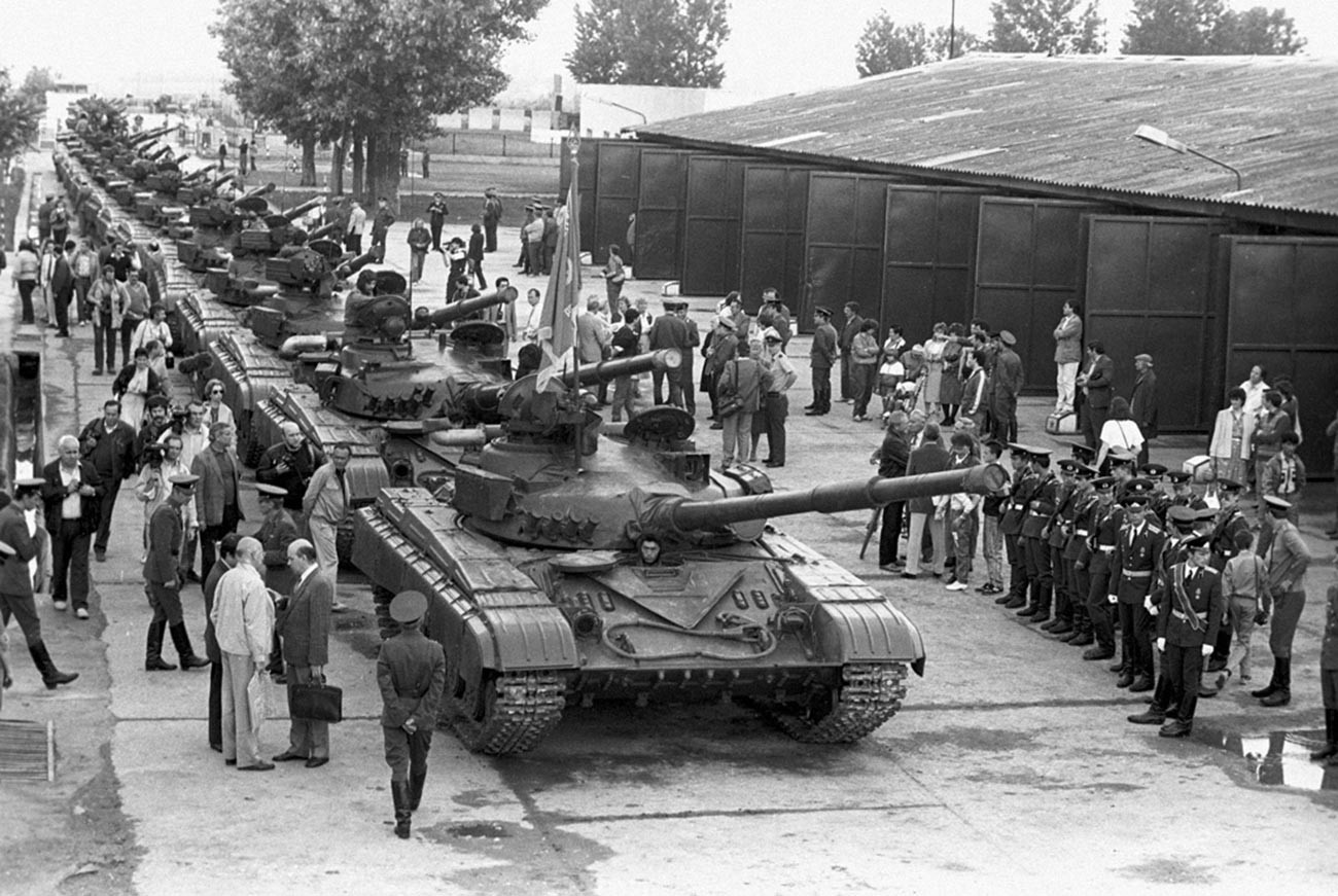 Военно оборудване напуска страната. Изтегляне на съветските войски от територията на Унгария.
