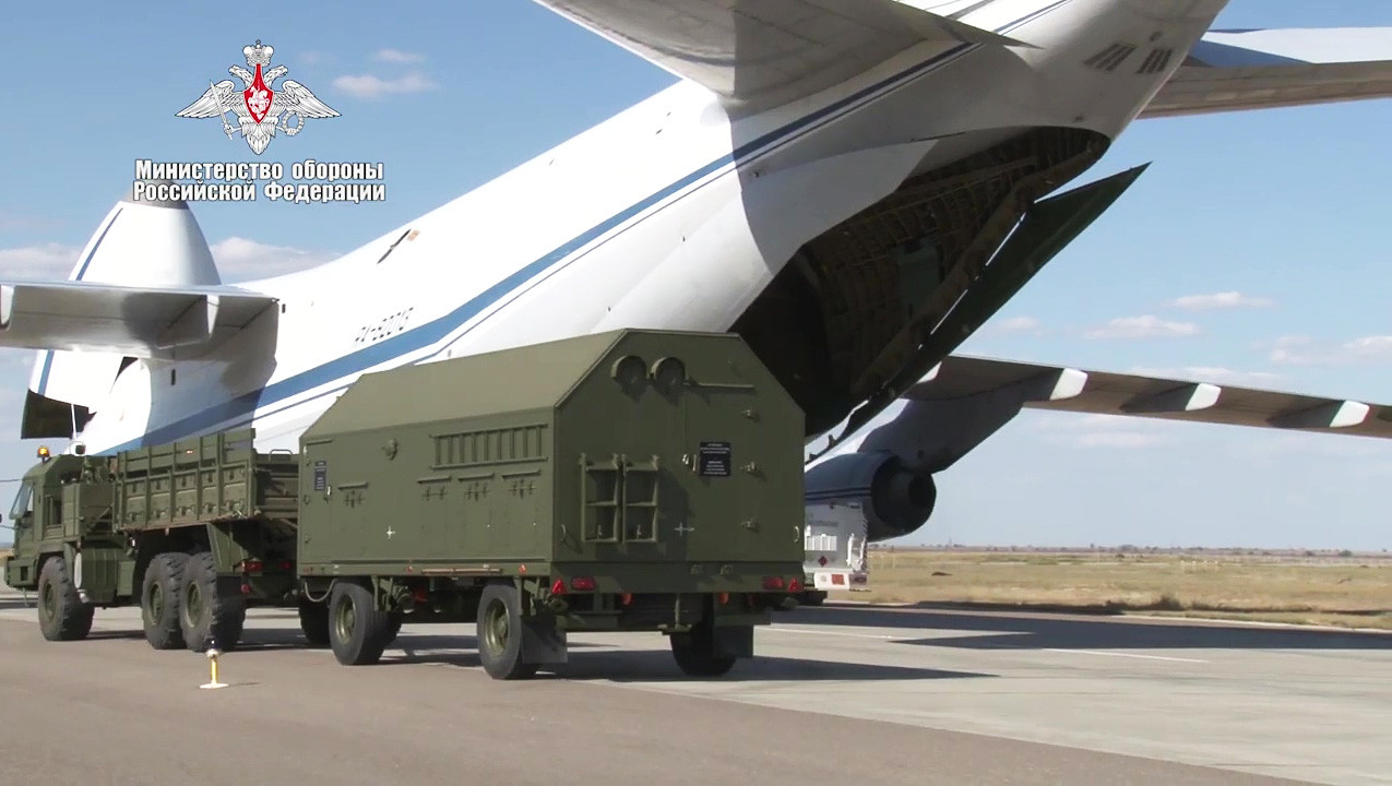 Pesawat Kementerian Pertahanan Rusia memuat bagian dari sistem rudal antipesawat S-400 