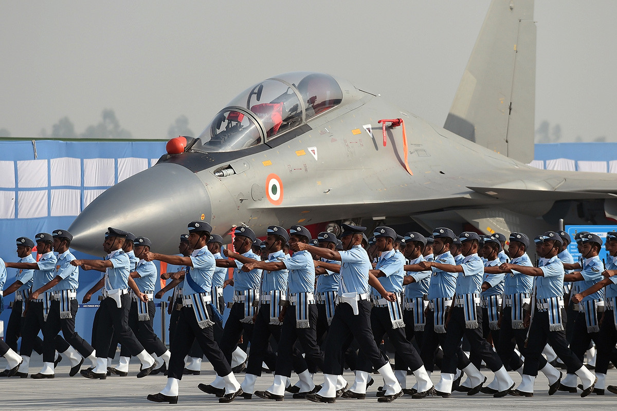 Tentara Angkatan Udara (AU) India berbaris di depan Su-30MKI pada latihan parade umum untuk Hari AU di Pangkalan AU Hindon di Gaziabad, pinggiran kota New Delhi.
