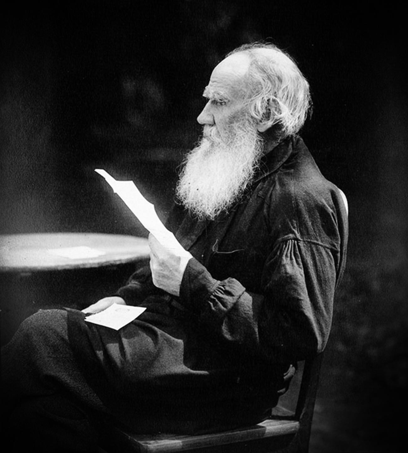 Leo Tolstoi beim Lesen eines Briefes