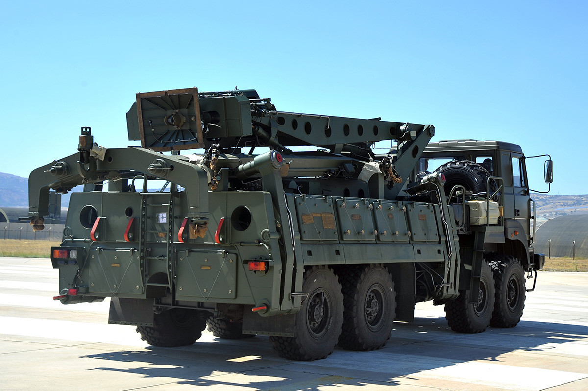 Возило за транспорт и за полнење ракети кое е дел од комплетот на системот за ПВО/ПРО С-400 „Триумф“. Фотографија што Министерството за одбрана на Турција ја направи и ја објави на 27 август 2019 година