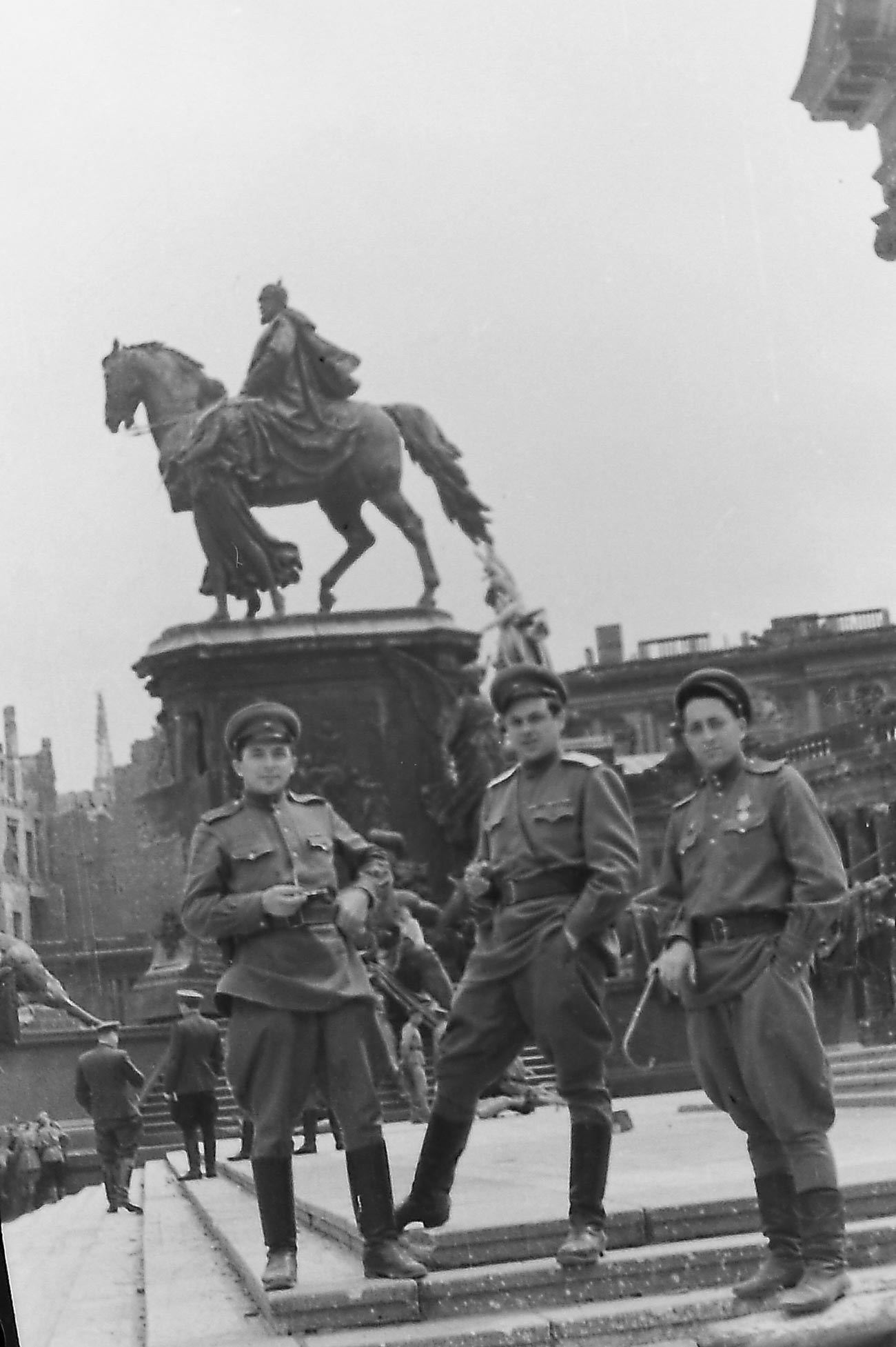 El director León Saakov (en el centro) con los reporteros cinematográficos de guerra Iliá Arons y Mijaíl Poselski. Berlín, junio de 1945

