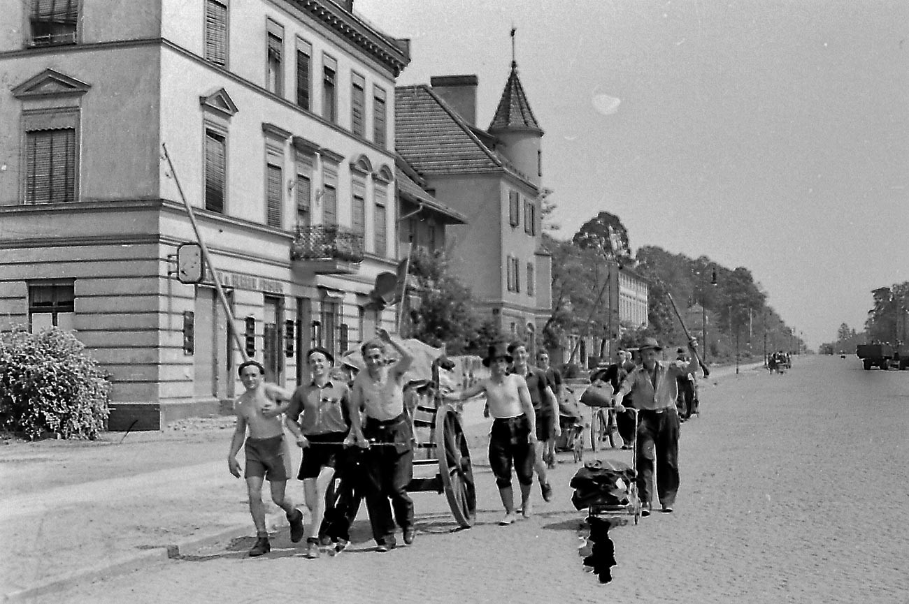 Prisioneros soviéticos liberados. Berlín, verano de 1945. Iliá Arons.