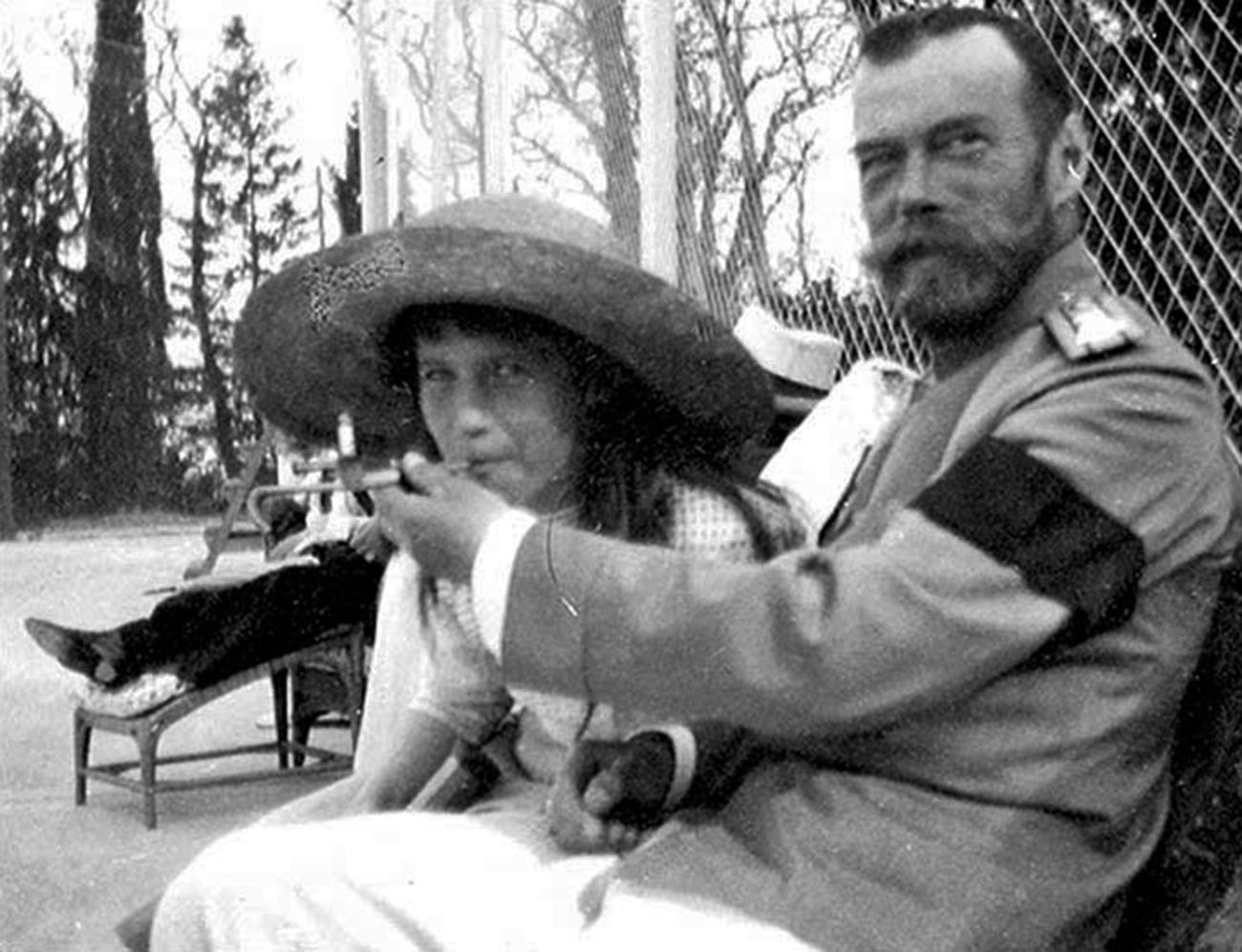 Lo zar Nicola II offre alla figlia Anastasia un tiro dal suo bocchino per sigarette