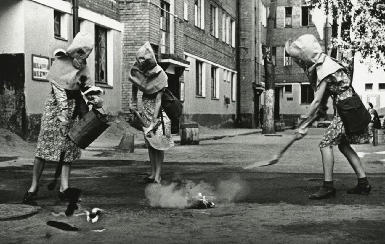 Para perempuan berlatih untuk melawan bom api, 1941.