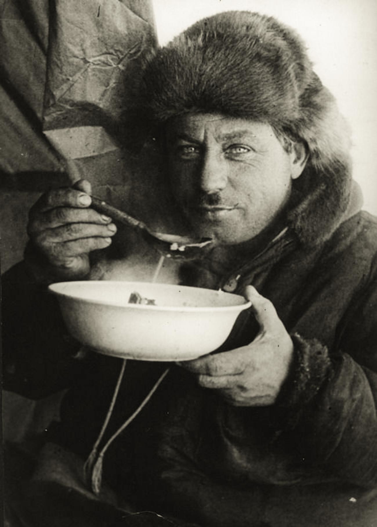 Иван Папанин снимает пробу первого блюда на станции «Северный Полюс-1»