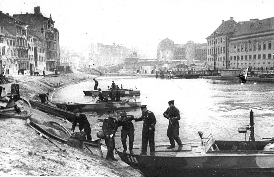 Дњепарска ратна флотила. Полуглисери на реци Шпреји. Април 1945.
