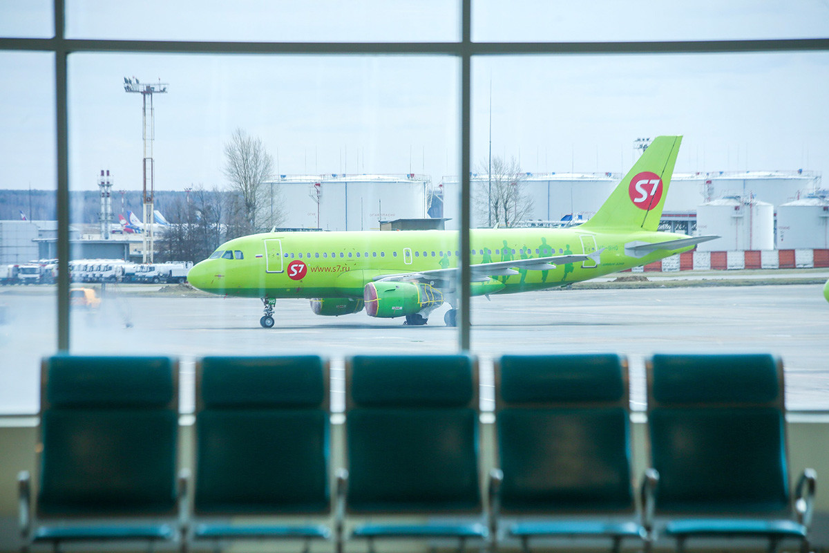 Pesawat S7 di Bandara Domodedovo, Moskow.