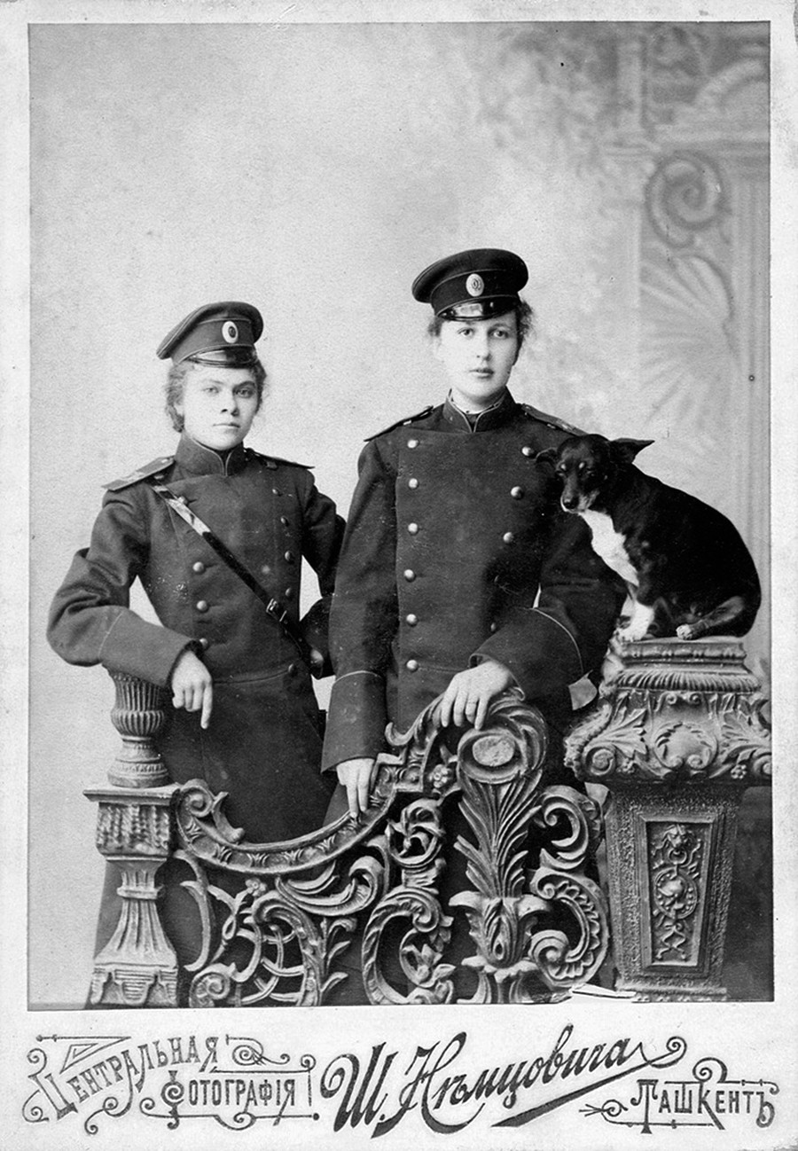 Zwei Freundinnen in Uniform und ein Hund
