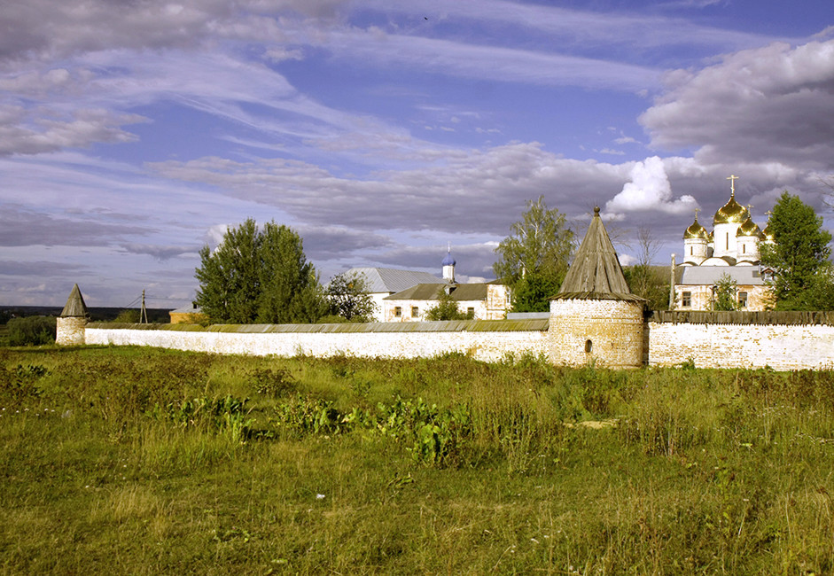 Če pridete v Možajsk, ne pozabite obiskati Terapontov samostan. Leta 1408 ga je postavil Terapont Belozerski, učenec svetega Sergeja Radoneškega.
