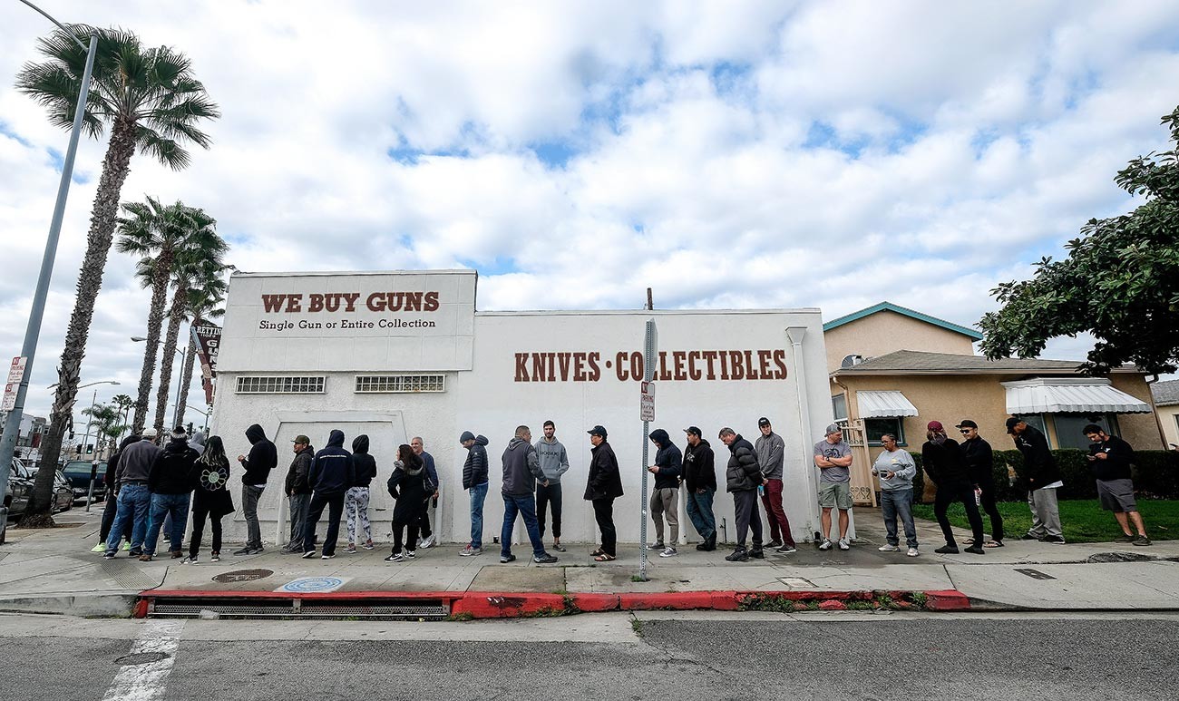 Ред испред продавнице оружја у Калвер Ситију, Калифорнија, недеља 15. март 2020. Забринутост због корона вируса изазвала је најпре паничну куповину намирница, а сада се исто дешава и са продавницама оружја, јер је паника све већа.