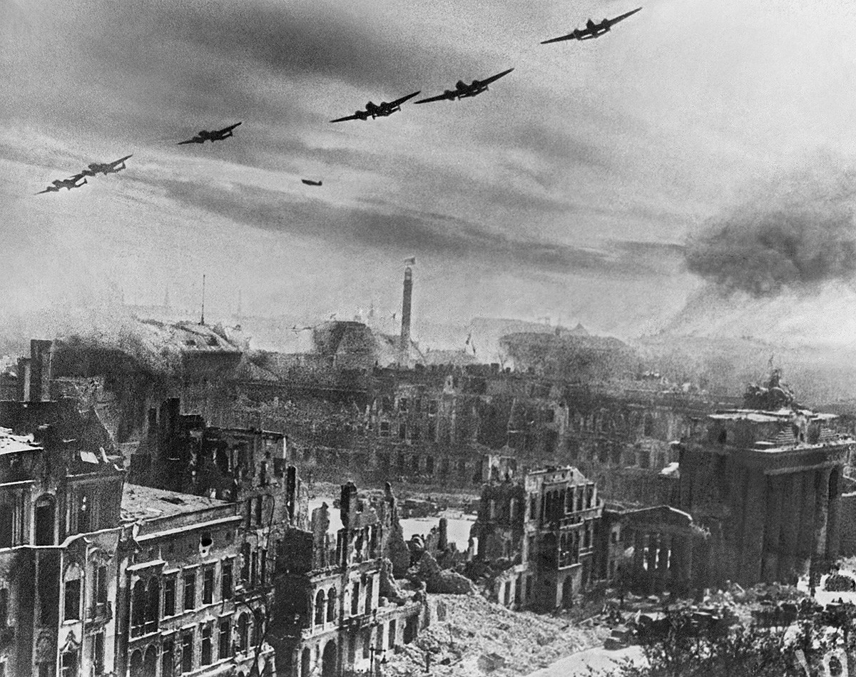 Съветски бомбардировачи участват във военни операции в битката при Берлин, 20 април 1945 г.