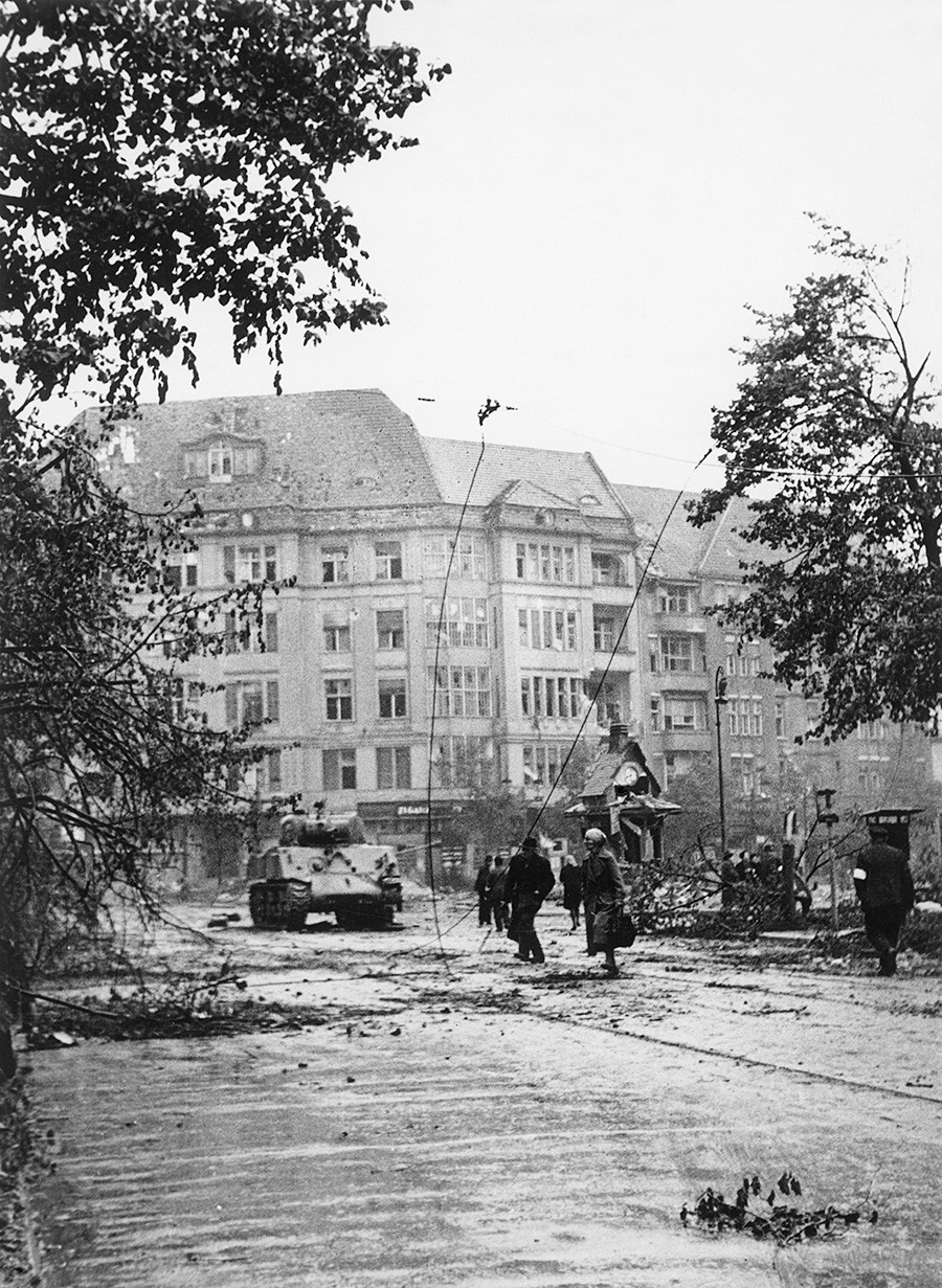 Битката за Берлин: площадът Софи-Шарлот в Шарлотенбург, завзет от съветските воиски. Танк 
