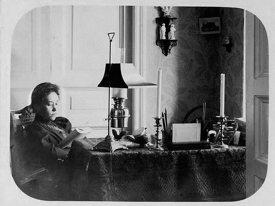 Garota dentro de casa, década de 1900.