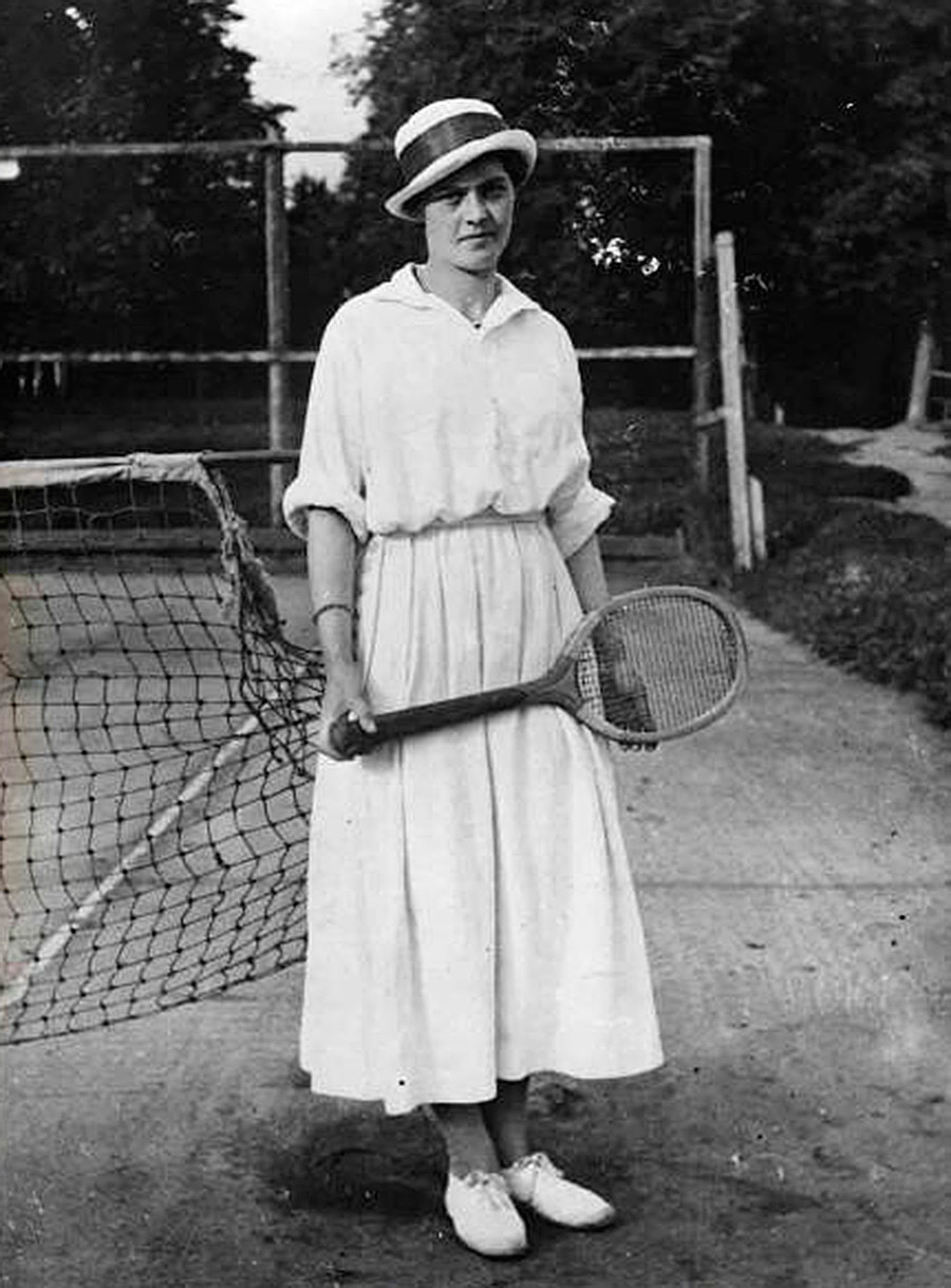 Garota com raquete de tênis.