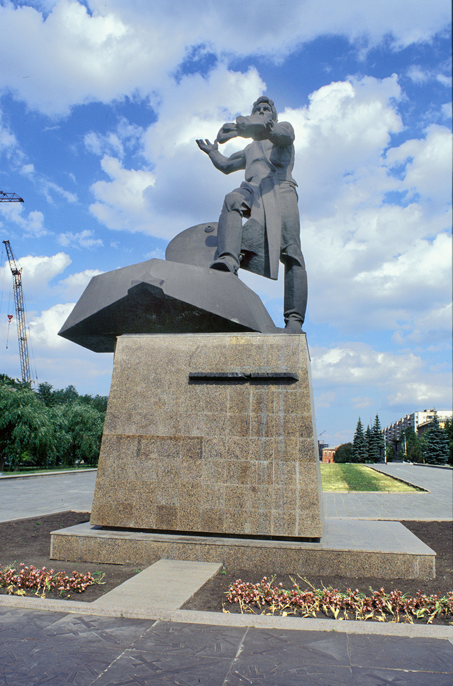 Spomenik prostovoljcem v Čeljabinsku, ki so se pridružili Uralskemu prostovoljnemu tankovskemu korpusu. Formirane leta 1943, so se tankovske čete borile od Orjola do Berlina. Kipar: Lev Golodnitski. Otvorjen maja 1975. 13. julij 2003.
