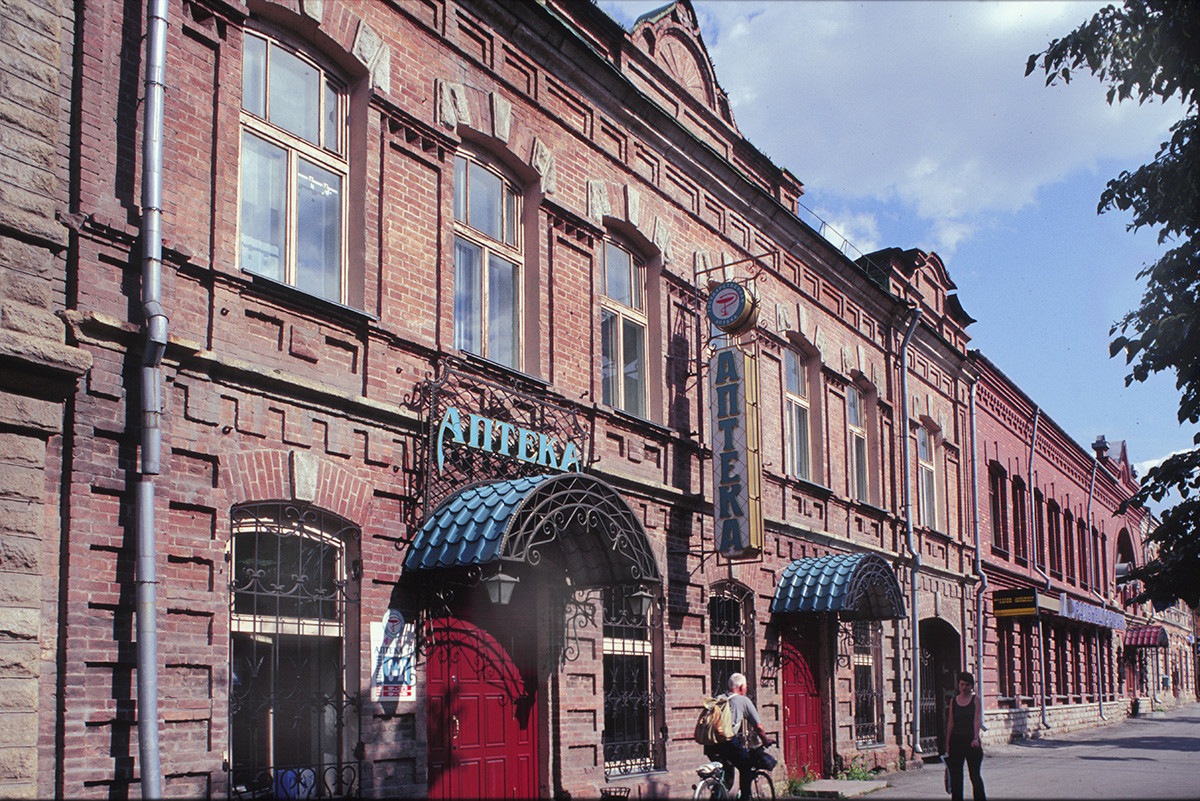 Čeljabinsk. Opečnate gospodarske zgradbe iz poznega 19. stoletja v ulici Kirova (prej ulica Ufa). 13. julij 2003.
