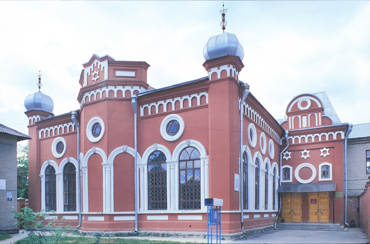 Čeljabinska sinagoga. Zgrajena leta 1903-05, je bila leta 1929 zaprta in preurejena v klub za Tovarno traktorjev v Čeljabinsku. V judovsko skupnost se je vrnila leta 1992 in bila obnovljena v letih 1999-2000. 12. julij 2003.
