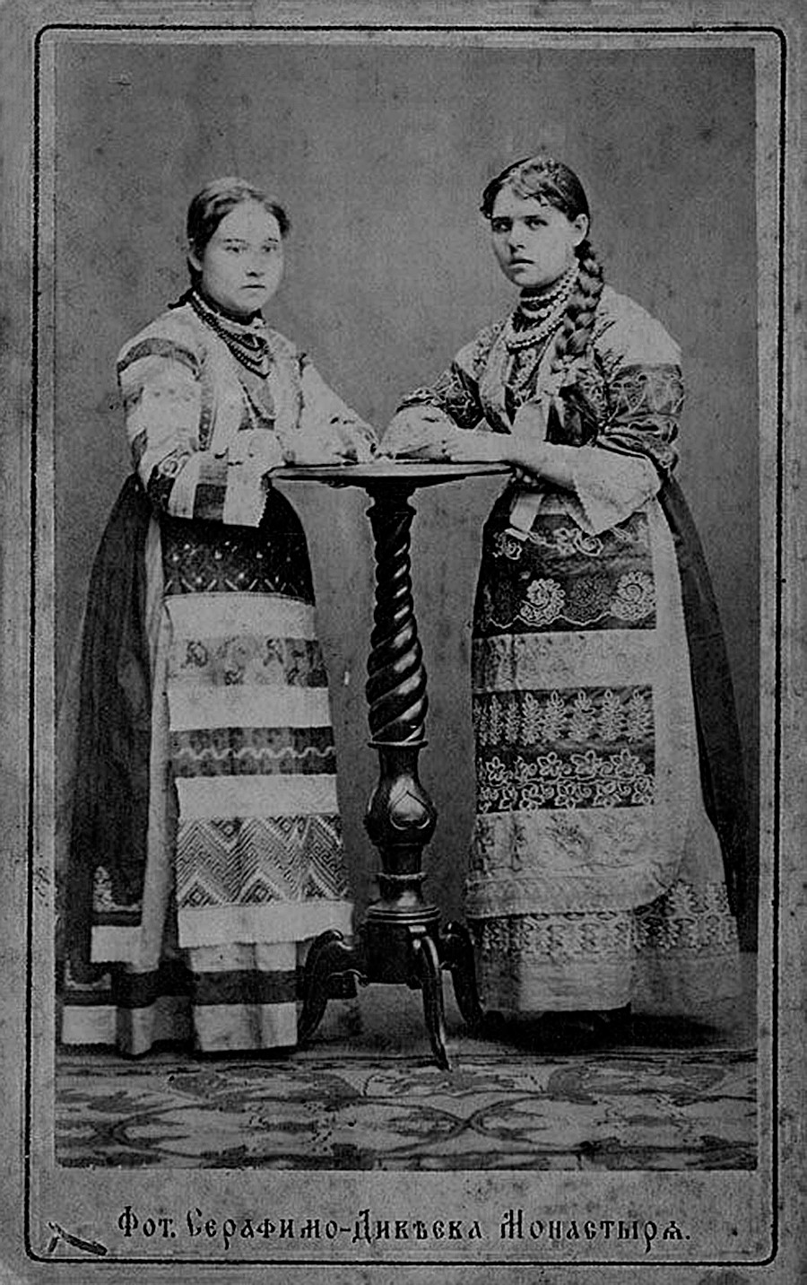 ロシアの民族衣装を着た女性たち

