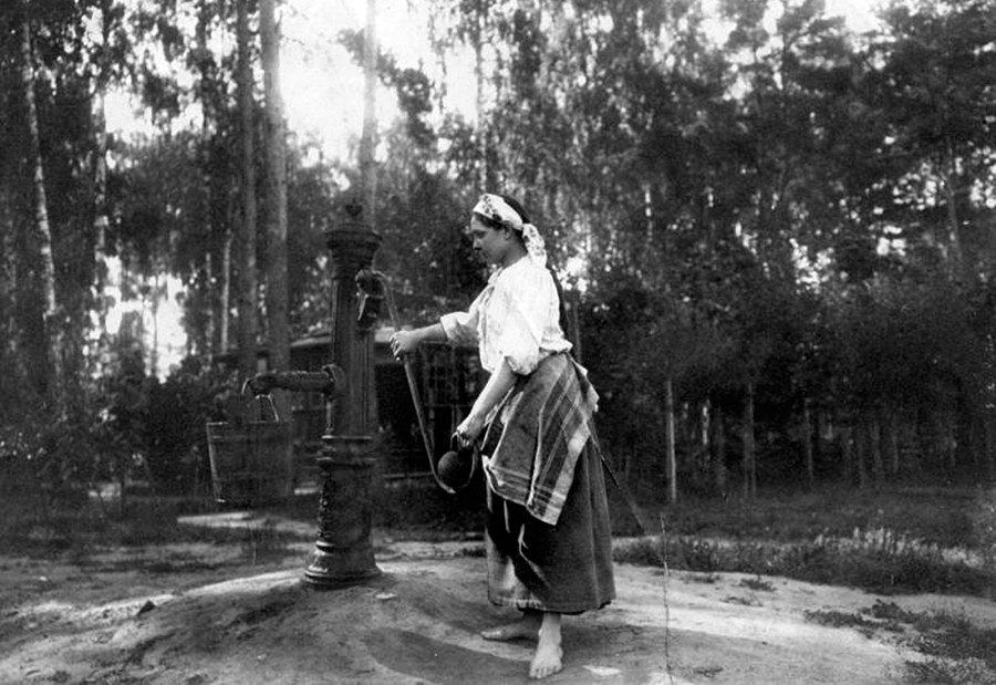 井戸のそばに立つ女性