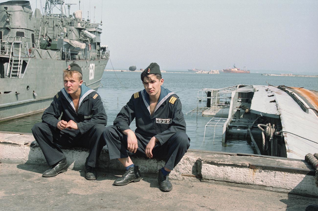 Le retrait des troupes russes d'Estonie. Le dernier navire russe dans le port de Miinisadam, près de Tallinn.