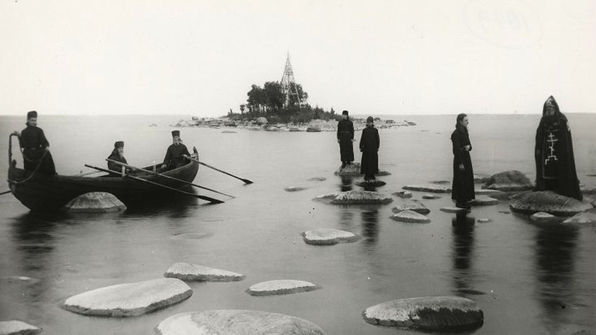 Monjes en el lago. Monasterio de Konevski, 1895-1905. 