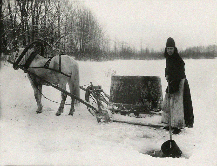 Monje encargado del transporte de agua, ca. 1900