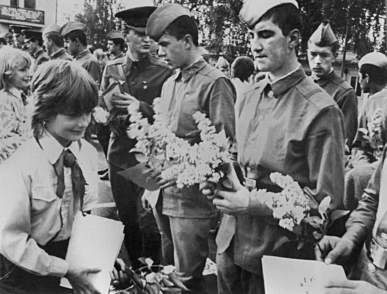 Retrait des troupes soviétiques de Tchécoslovaquie, 1989. Les pionniers d'une école locale font leurs adieux chaleureux aux soldats soviétiques.