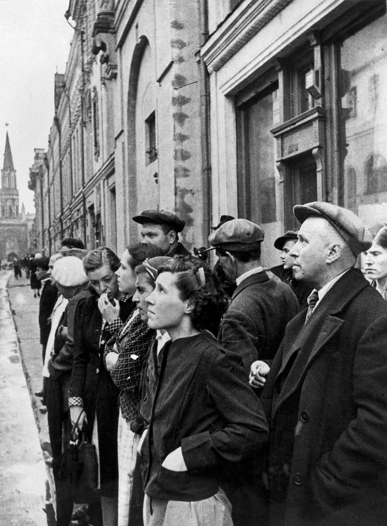 ナチス・ドイツの侵攻を伝える6月22日の政府ラジオ発表を聞くモスクワ市民。