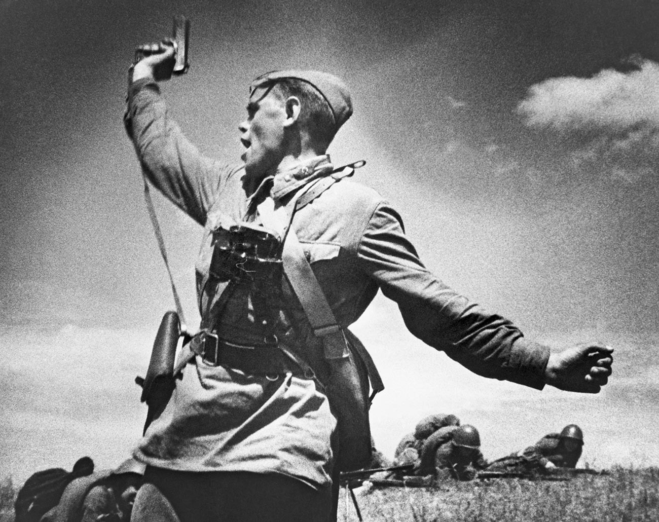 ウクライナのドイツ軍陣地に対する戦闘に兵士らを導く政治将校アレクセイ・エレメンコ。1942年7月12日。彼はこの写真が撮られた数分後に戦死した。